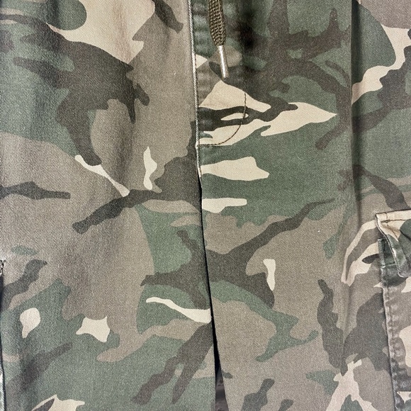 Old Navy Green Camouflage Shorts - Picture 3 of 6